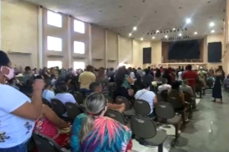 multidão sentada em templo em culto evangélico