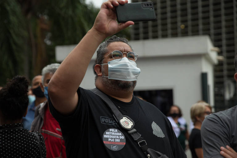 O ato começou por volta das 15h e, após caminhada simbólica ao redor da Alesp, os manifestantes farão vigília até que o projeto seja discutido pelos deputados às 19h