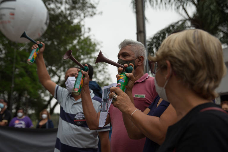 O ato começou por volta das 15h e, após caminhada simbólica ao redor da Alesp, os manifestantes farão vigília até que o projeto seja discutido pelos deputados às 19h