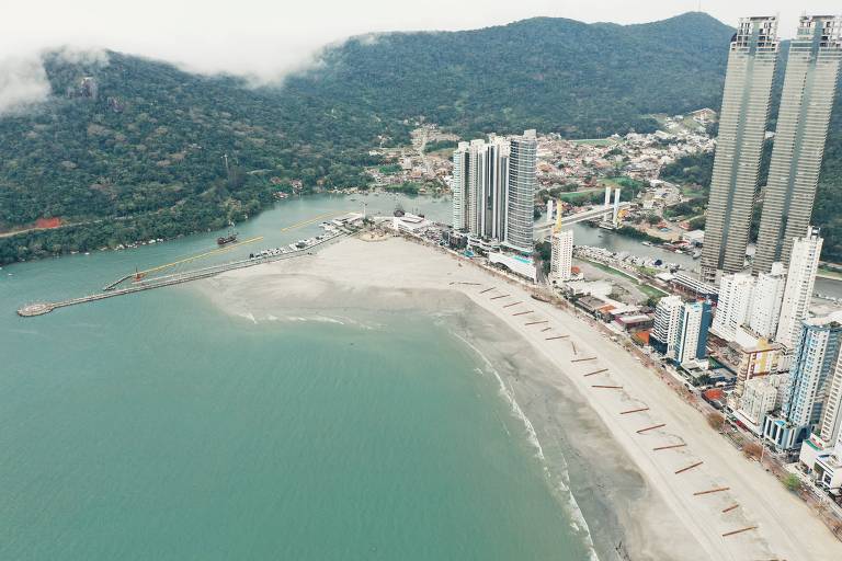 Areia movediça em Balneário Camboriú? Entenda o que acontece onde mulheres  'atolaram