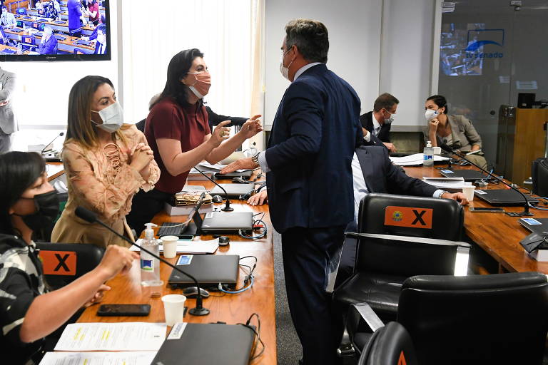Parlamentares discutem sobre participação de senadoras na comissão, já que nenhuma mulher foi indicada. 