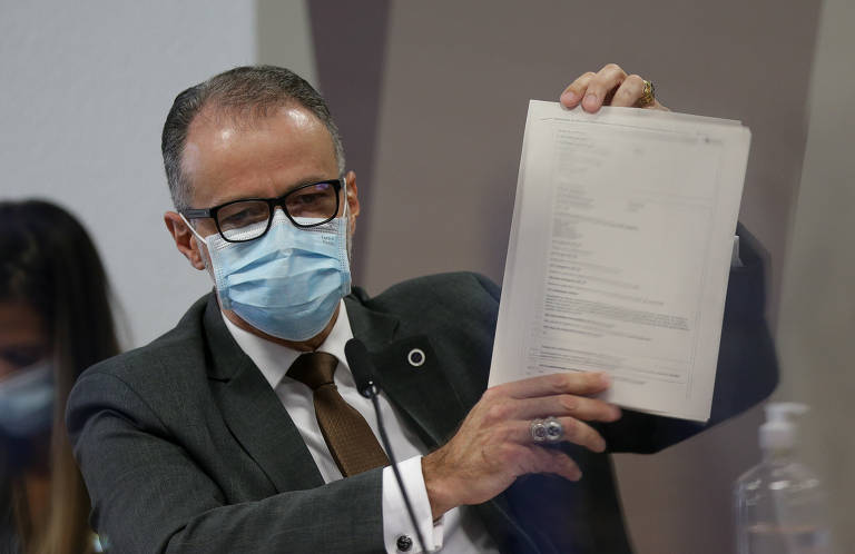 O diretor-presidente da Anvisa, Antônio Barra Torres, confirmou a tentativa do governo federal de alterar, por meio de um decreto presidencial, a bula da hidroxicloroquina, com objetivo de ampliar o seu uso para que pudesse ser usada no tratamento da Covid.