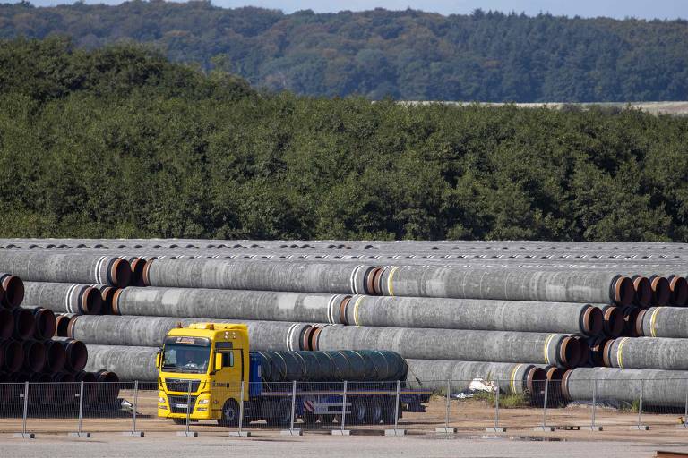 Dutos à espera de coleta para serem usado no Nord Stream 2 em Sassnitz, Alemanha