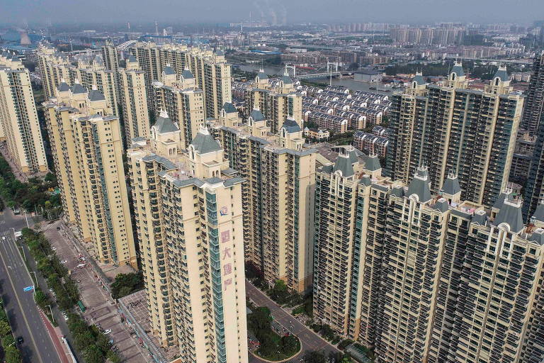 Demolição de arranha-céus ilustra desaceleração do mercado imobiliário chinês; veja vídeo