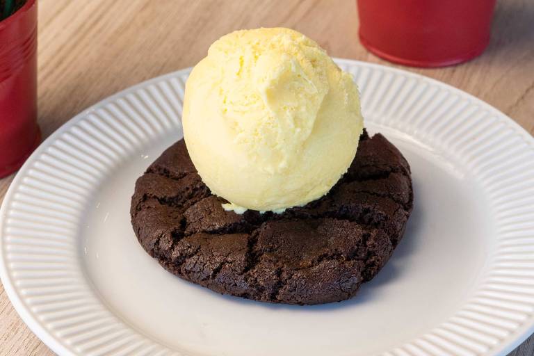 Cookie de brownie com sorvete da marca American Cookies