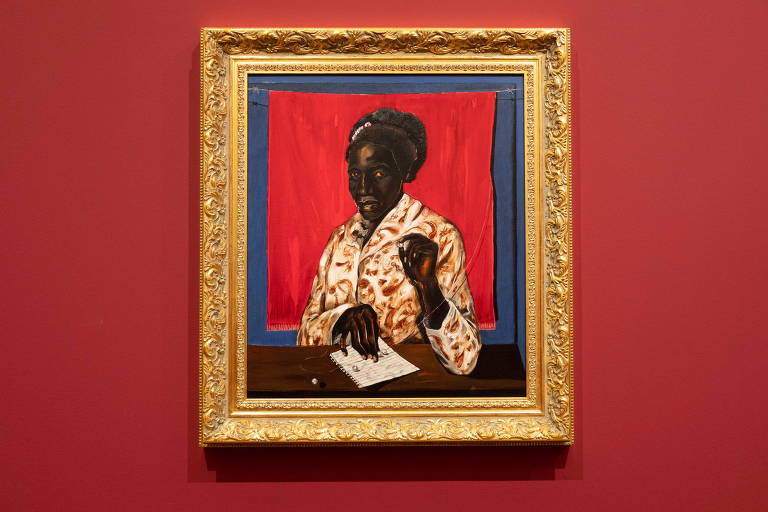 Retrato de mulher negra, que costura pedras preciosas sob uma folha de papel e tem como fundo um pano vermelho