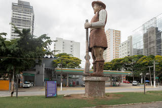 ESCOLTA ESTÁTUA BORBA GATO