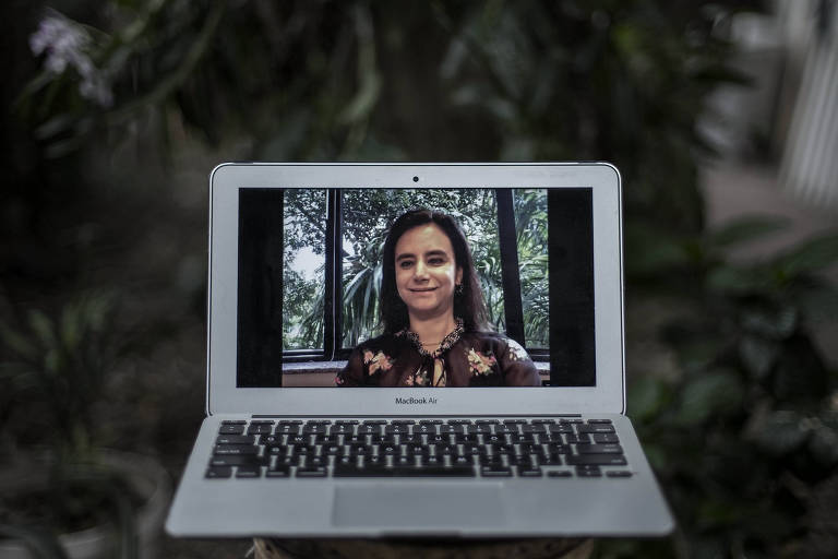 Foto virtual, mostrando em um notebook Daniella Guanabara, diretora de estratégia e relações com investidores da Aliansce Sonae