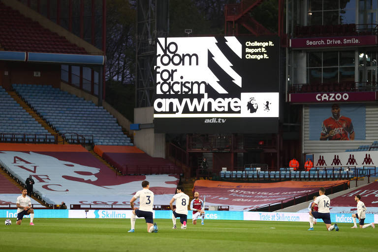 Jogadores de Aston Villa e Manchester City fazem protesto contra o racismo