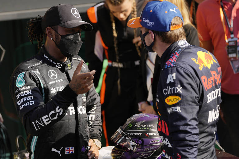 Hamilton e Verstappen conversam após a disputa do GP da Holanda