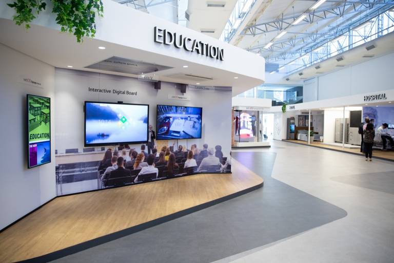 Aula moderna: tela com tecnologia touch e conectada com os alunos