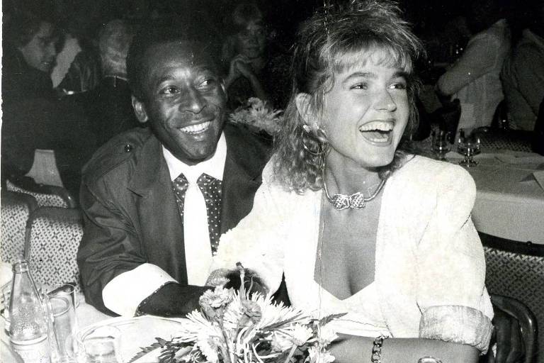 O ex-jogador Pelé ao lado da apresentadora Xuxa em foto de 1986