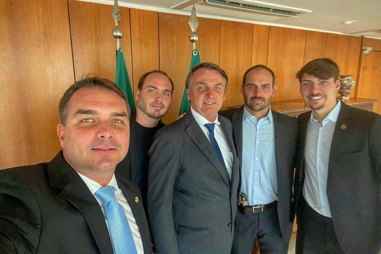 Governo Bolsonaro coloca sob sigilo visita de filhos do presidente ao  Planalto - 14/04/2022 - Mônica Bergamo - Folha