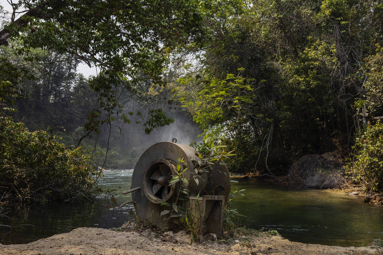 Peça abandonada utilizada na construção de uma pequena central hidrelétrica no rio Cravari, no limite da Terra Indígena Irantxe, por um fazendeiro vizinho