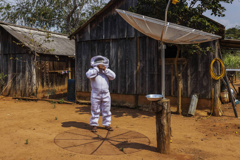 O manoki Paulo Marcos Tupxi, que produz mel em sua aldeia 13 de maio, na Terra Indígena Irantxe, em Brasnorte (MT)
