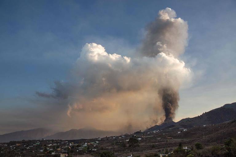 Fogo queima em floresta na Califórnia (EUA); veja fotos de hoje