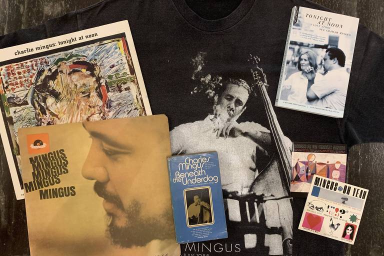 foto mostra LPs, CDs, biografias e camiseta com estampa de Charles Mingus