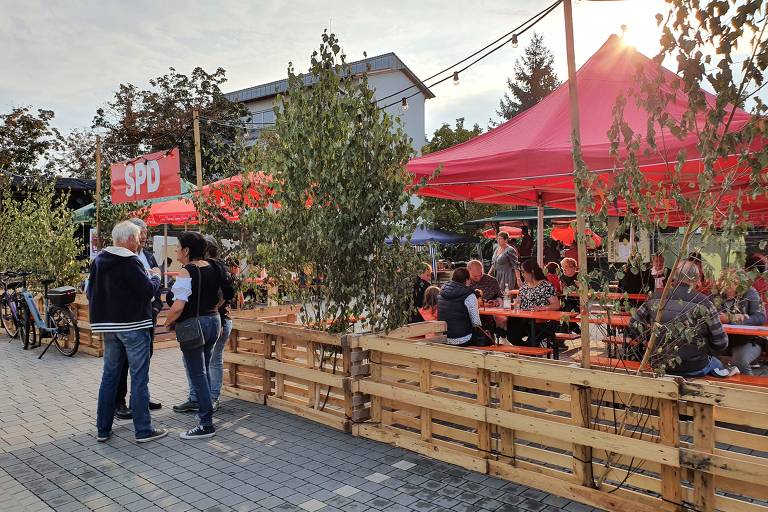 Partidos aproveitam festival da cerveja em aldeia alemã