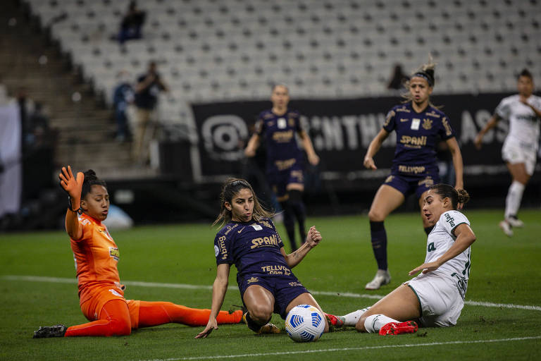 Sucesso do Corinthians no futebol feminino impulsiona rivais na