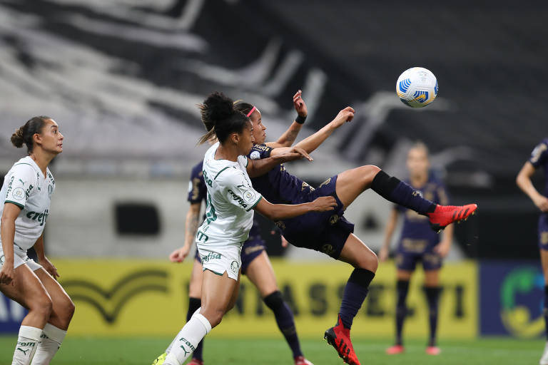 Sucesso do Corinthians no futebol feminino impulsiona rivais na