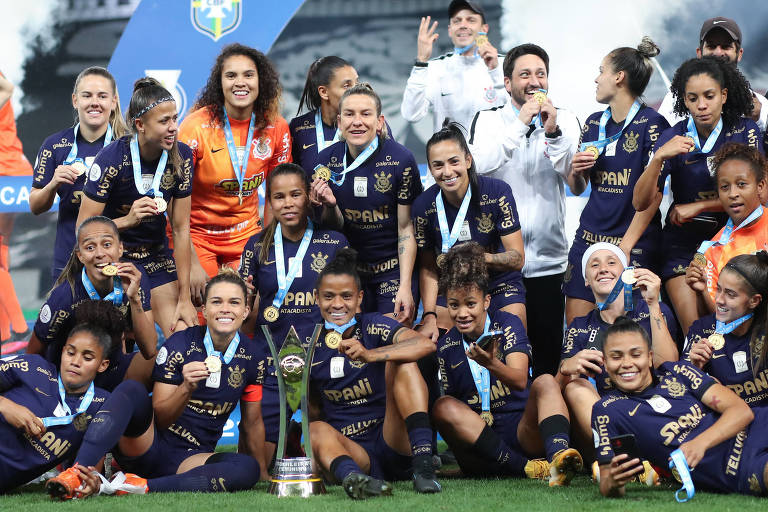 Time feminino do Corinthians celebra a conquista do Campeonato Brasileiro de 2021