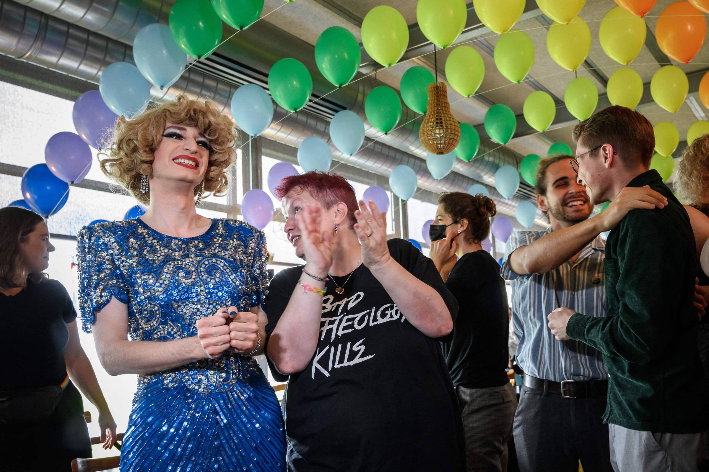 Casais comemoram a legalização do casamento entre pessoas do mesmo sexo na Suíça, no último domingo (26). (Foto: Reprodução/Fabrice Coffrini/AFP)