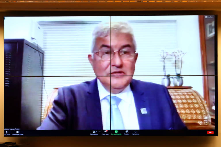 Ministro está de terno e gravata em foto que reproduz tela do computador. Ele está no centro da tela, sozinho. Tem cabelos grisalhos e usa óculos. 