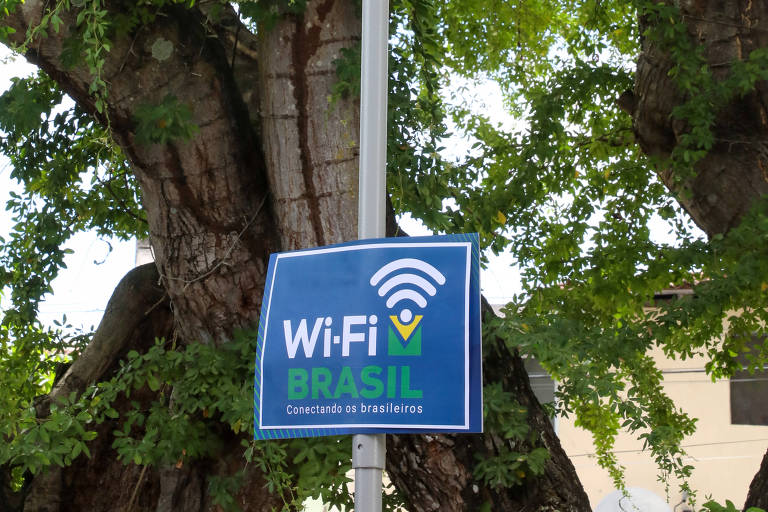 Antena com placa onde se lê Wi-Fi Brasil