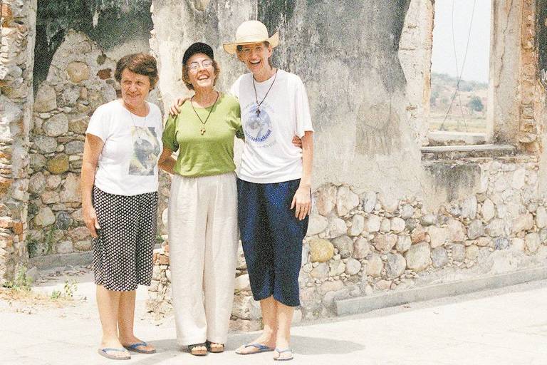 As religiosas Lourdes Borelli (à esq.), Terezinha Kunen (centro) e Maria Beatriz Mohr, enviadas pela Igreja Católica do Brasil, durante trabalho em Timor Leste