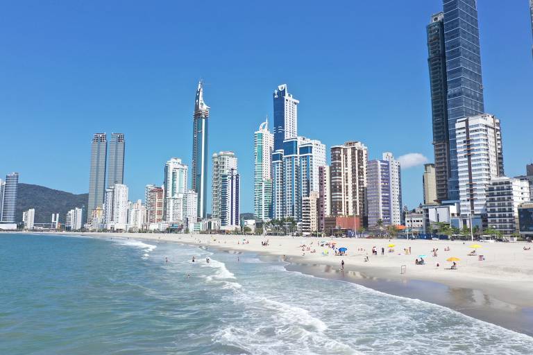 Balneário Camboriú (SC) libera ao público trecho de 2km de faixa de areia ampliada