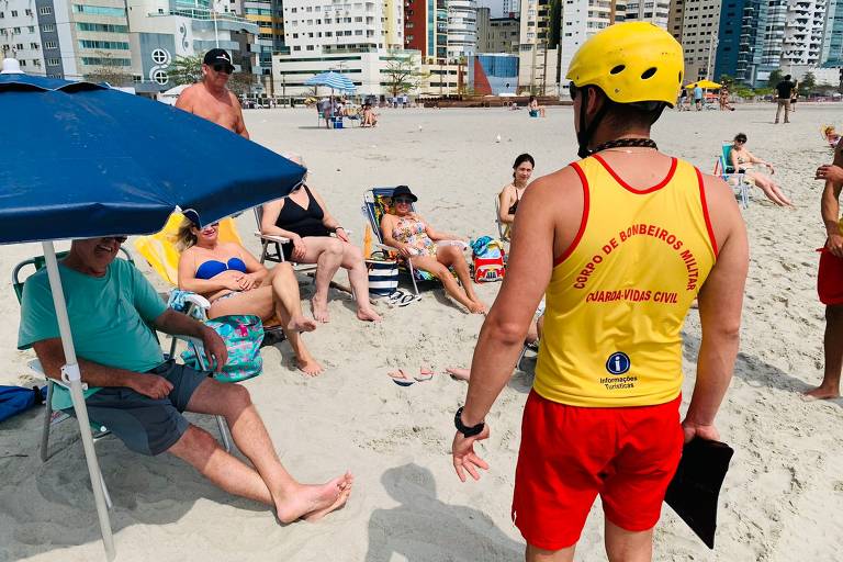 PESSOAS NA AREIA MOVEDIÇA EM BALNEÁRIO CAMBORIÚ #shorts 