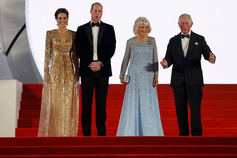 Catherine, Duquesa de Cambridge da Grã-Bretanha, Príncipe William da Grã-Bretanha, Duque de Cambridge, Camilla da Grã-Bretanha, Duquesa da Cornualha  e Príncipe Charles da Grã-Bretanha, Príncipe de Gales posam no tapete vermelho após chegarem para assistir à estreia mundial do filme de James Bond 007 "No Time to Die"