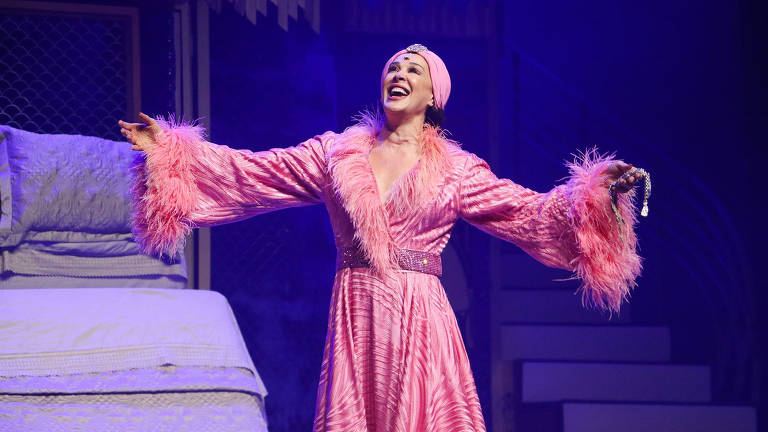 Claudia Raia retorna aos palcos em musical: 'É como recomeçar a carreira'