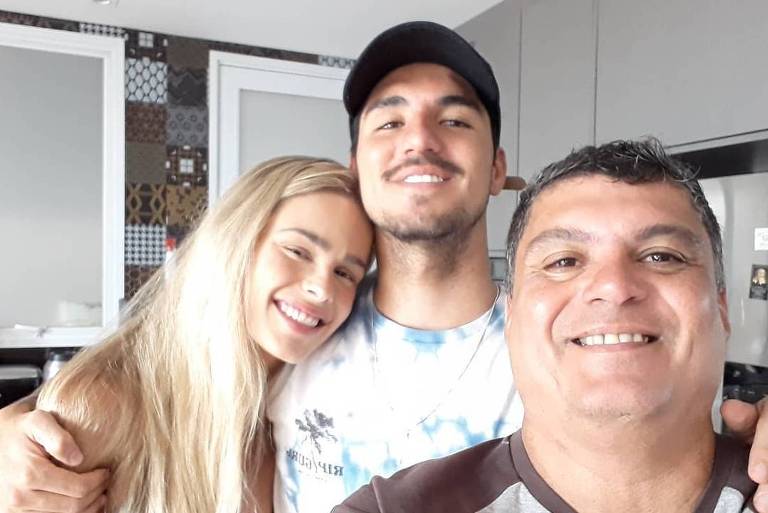 Gabriel Medina com a esposa Yasmin Brunet e o pai Cláudio Ferreira
