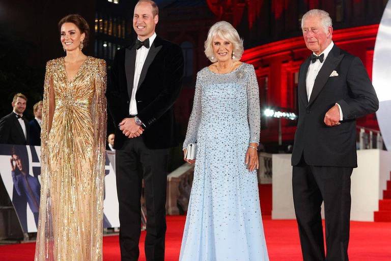 Família real britânica na première do novo filme da franquia de 007 