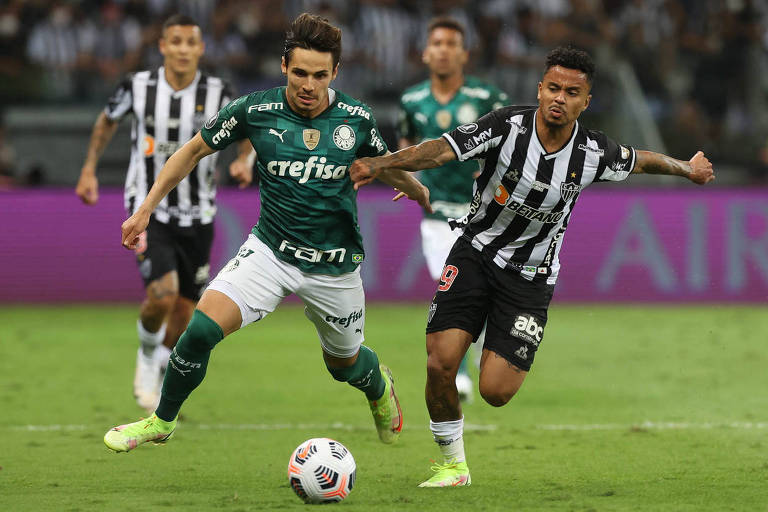 Raphael Veiga (à esq.) em disputa de bola com Allan, durante partida entre Palmeiras e Atlético-MG