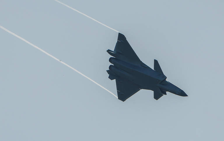 Um caça furtivo J-20, com novos motores chineses, no Airshow China 2021