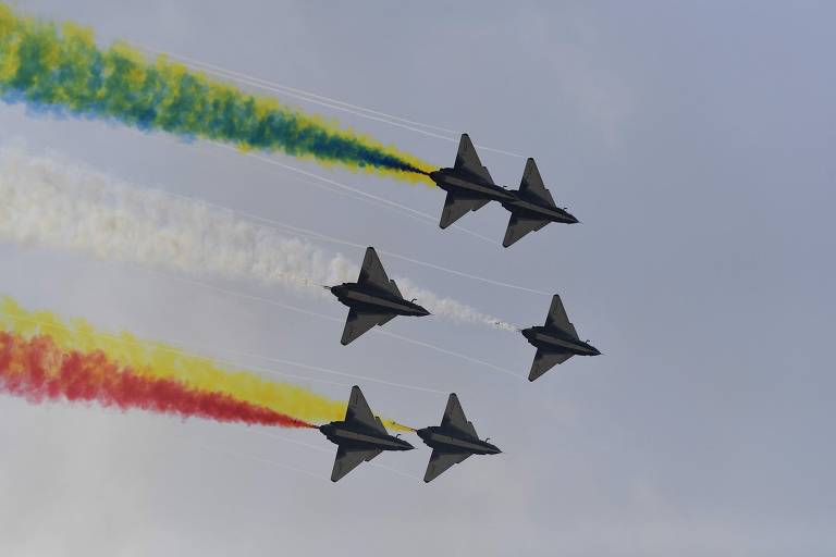 Caças J-10 chineses fazem manobras no Airshow China 2021