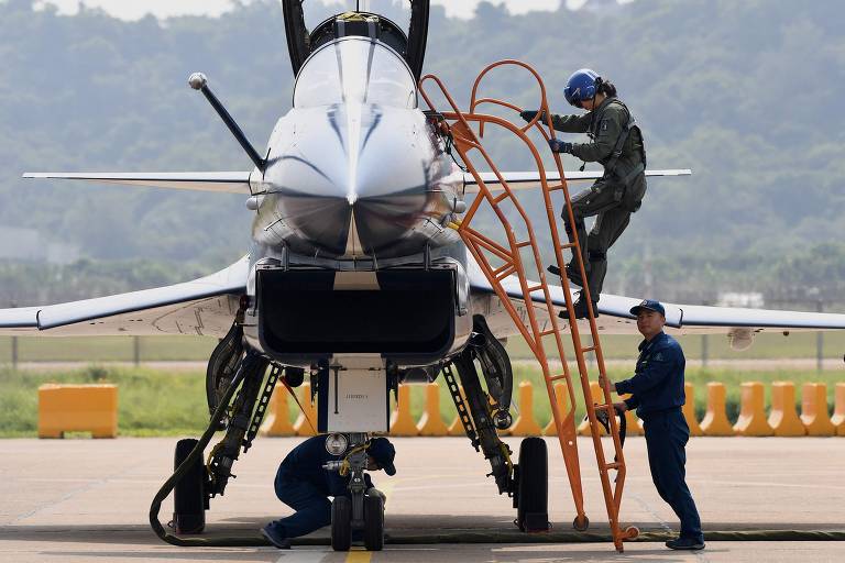 Uma piloto chinesa deixa um J-10 após voo de exibição