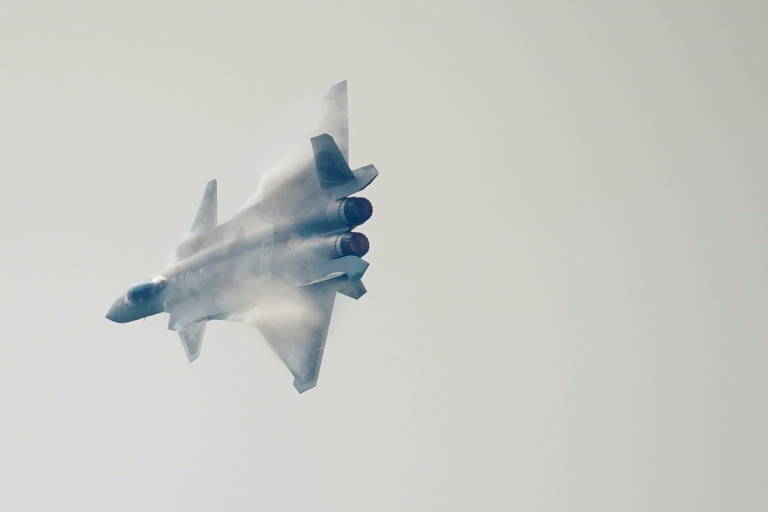 Um J-20 furtivo voa com novas turbinas chinesas em Zhuhai