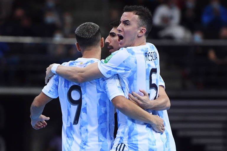 Argentinos celebram um dos gols da vitória sobre o Brasil na semifinal do Mundial de futsal