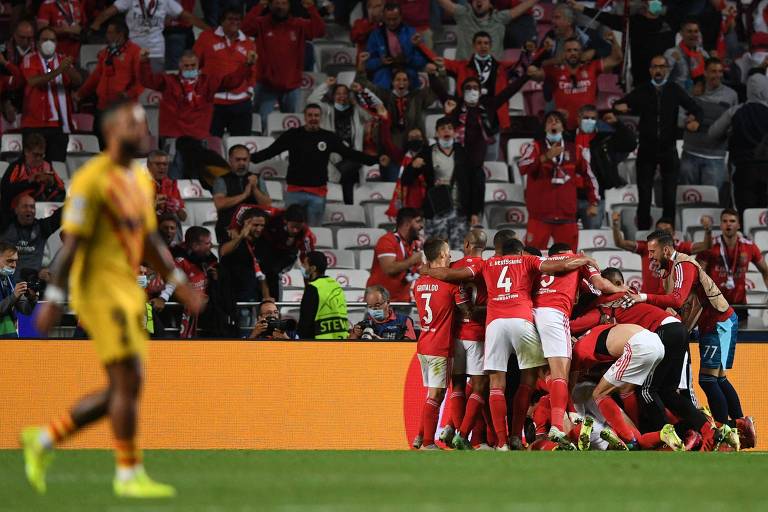 Jogadores do Benfica comemoram gol contra o Barcelona