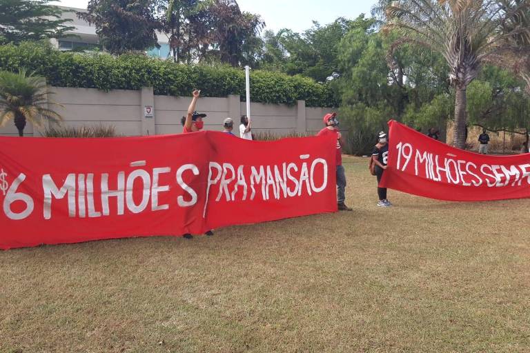 MTST protesta contra a fome em frente à mansão de Flávio Bolsonaro