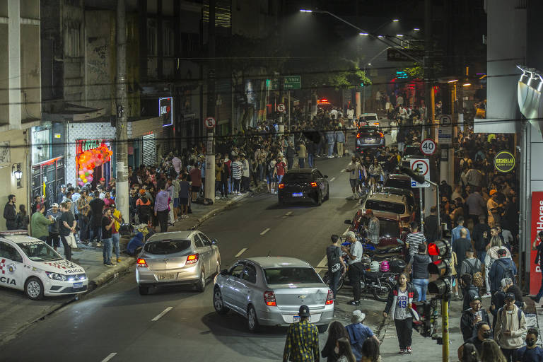 Rua Augusta recupera movimento na pandemia e tem calçadas e bares cheios