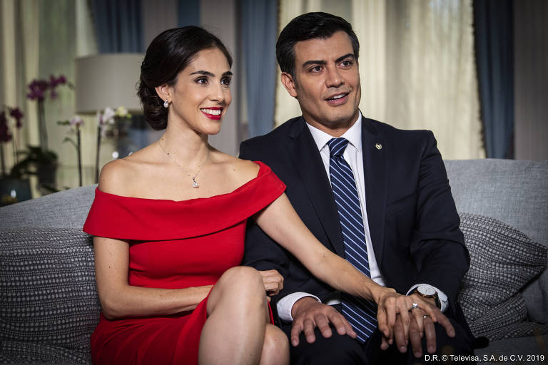 Os atores Sandra Echeverria e Andres Palacios vivem Paola e Carlos na série 'A Usurpadora'
