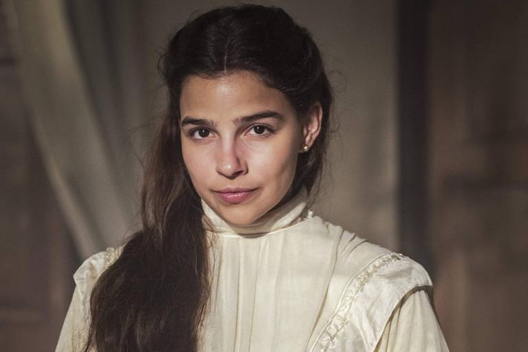 Pilar (Gabriela Medvedovski) chega ao Rio de Janeiro e se depara com Samuel em "Nos Tempos do Imperador"