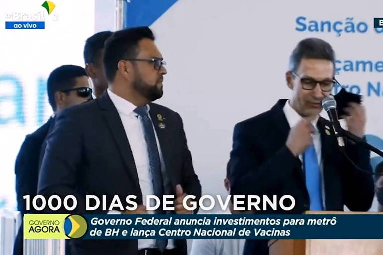 Zema ganha afago de Bolsonaro e retira máscara a pedido de simpatizantes do presidente; veja vídeo