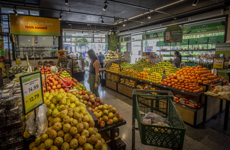 Frutas e verduras expostas na entrada de supermercados melhoram alimentação saudável