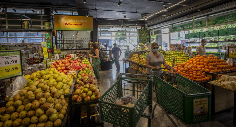 A venda de frutas e hortaliças nas lojas também aumentou em até 10 mil unidades por semana. Na foto, gôndolas de alimentos frescos, como frutas e hortaliças, expostos na entrada da loja do Pão de Açúcar da unidade Brigadeiro Luís Antônio