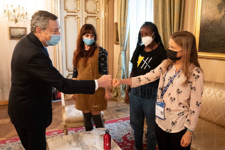 Mario Draghi dá um soquinho na mão da ativista sueca Greta Thunberg; Martina Comparelli, da Itália, e Vanessa Nakate, de Uganda, observam